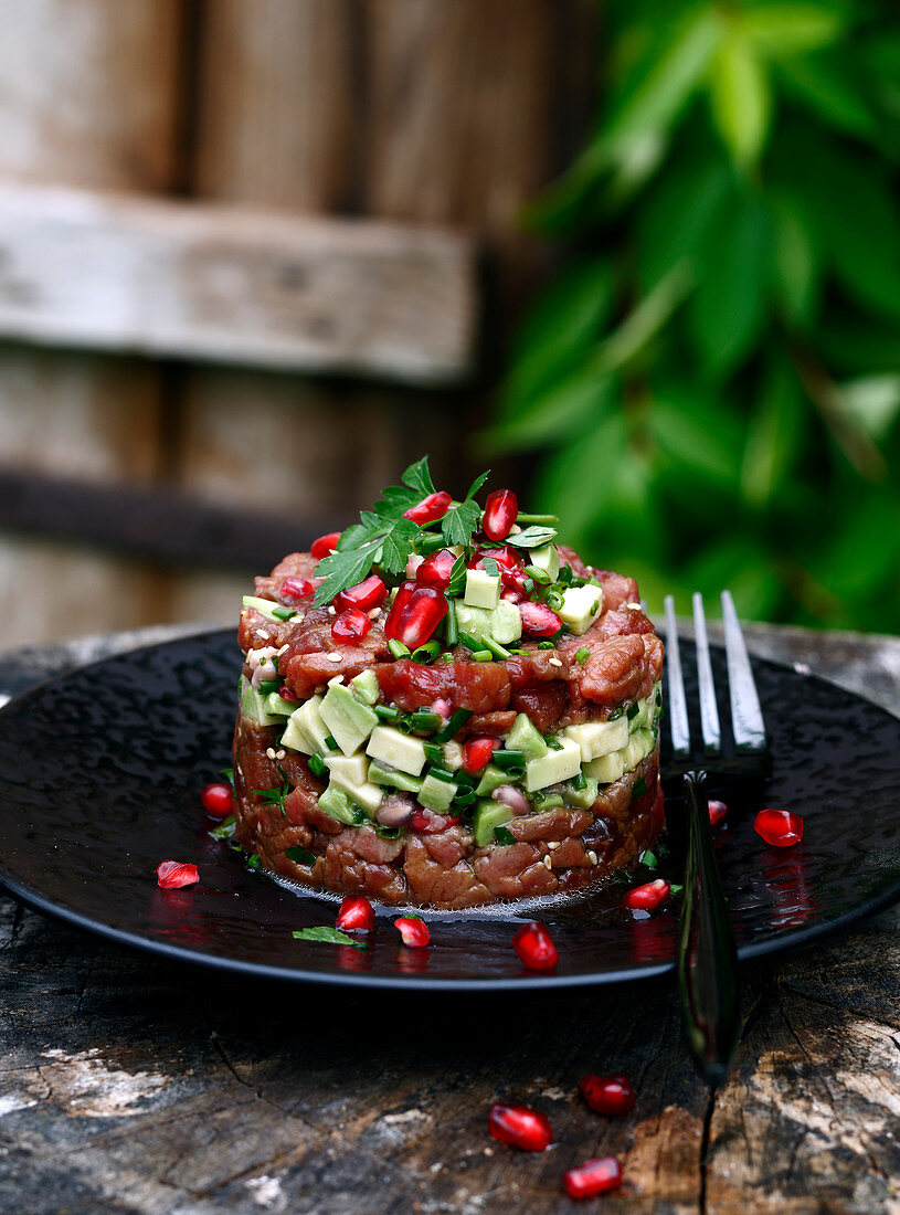 Rindertatar mit Avocado und Granatapfel