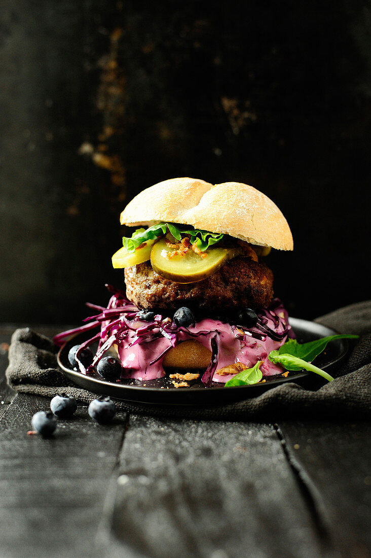 Rindfleisch-Burger mit pikanter Heidelbeersauce