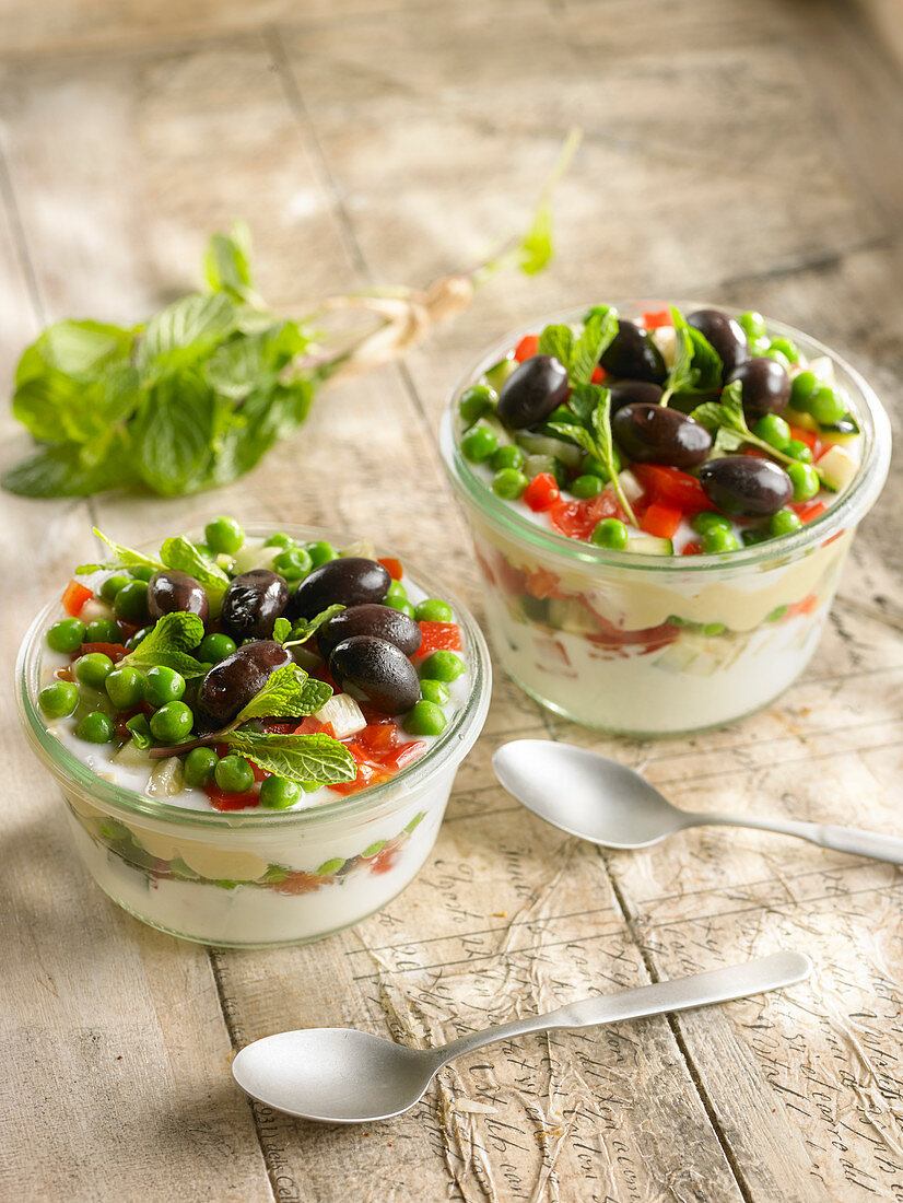 Joghurt mit Paprika, Erbsen, Oliven und Minze