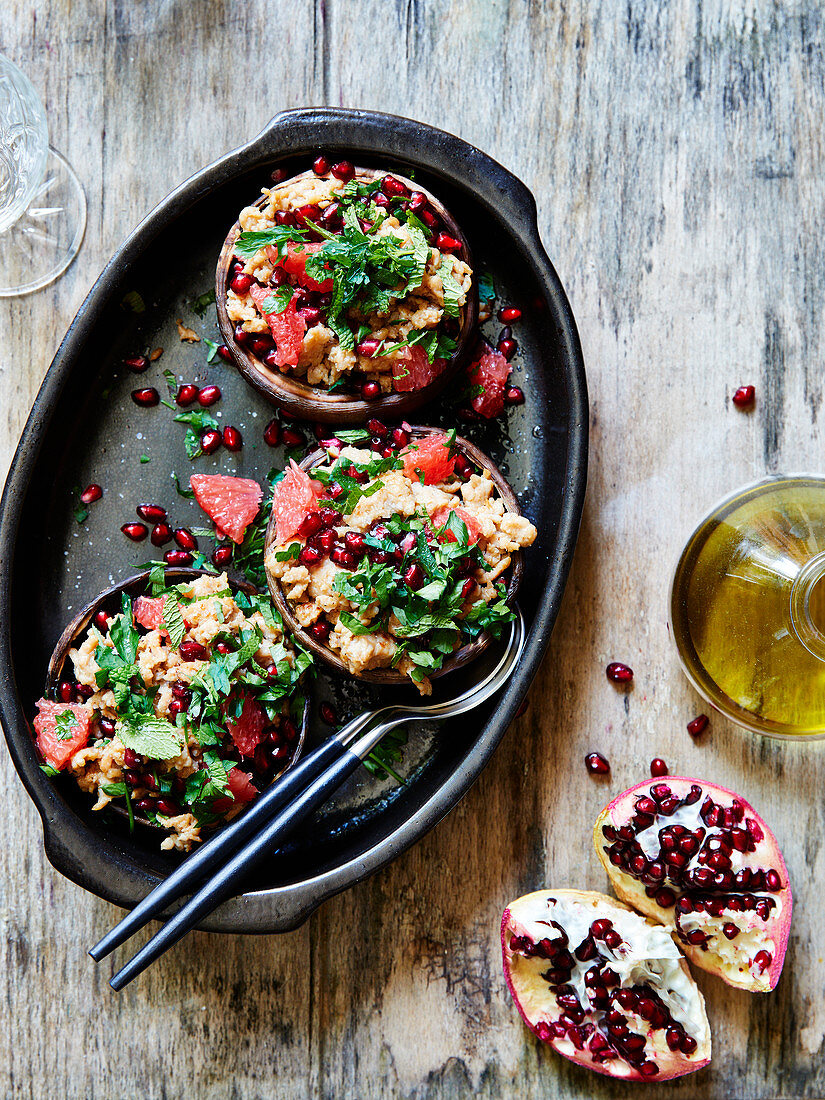 Granatäpfel gefüllt mit Kalbshack, Pink Grapefruit und Granatapfelkernen