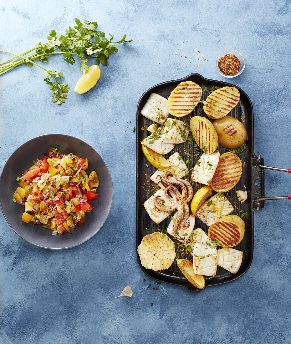 Tintenfisch und Kartoffeln vom Grill dazu Knoblauch-Tomatensalat mit Kräutern