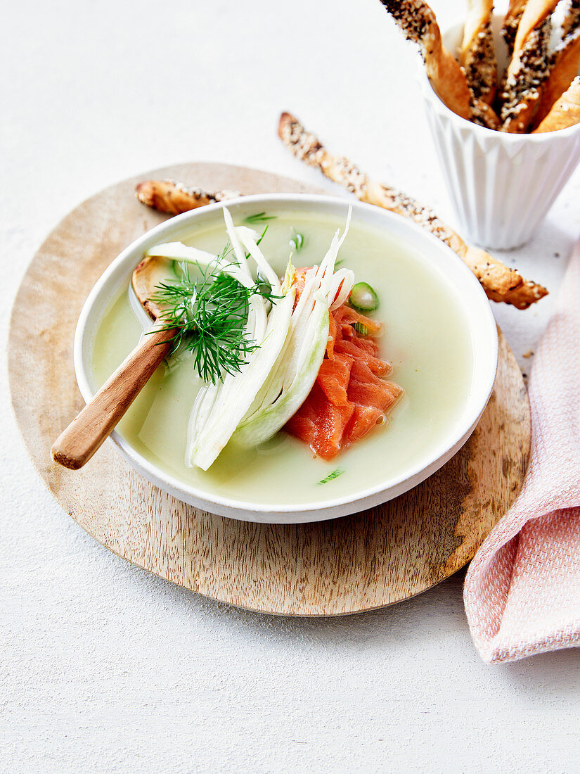 Fenchelsuppe mit Lachs und Grissini