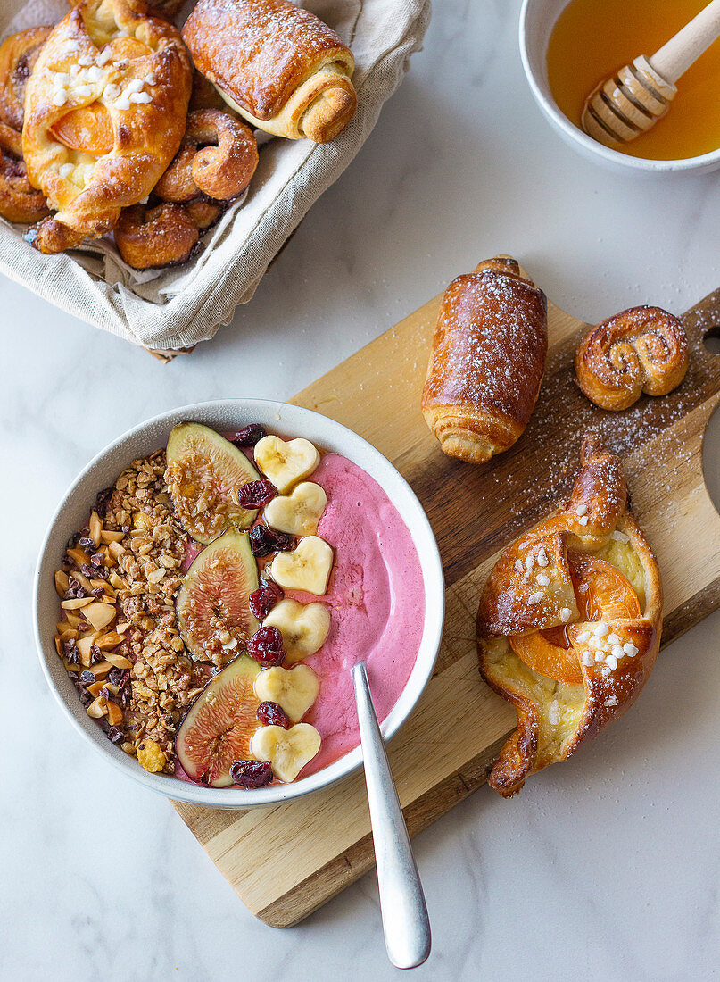 Smoothie Bowl dazu Gebäckteilchen (vegetarisch)