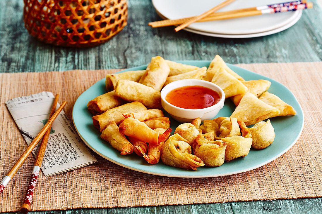 Verschiedene frittierte asiatische Häppchen