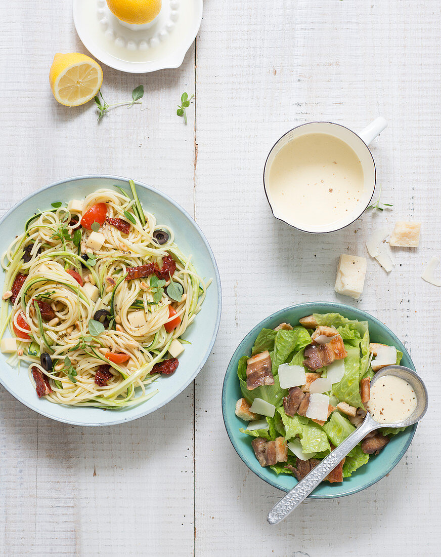 Spaghettisalat mit Zoodles, Tomaten und Oliven, Ceasar Salad mit Schweinebauch und Parmesansauce