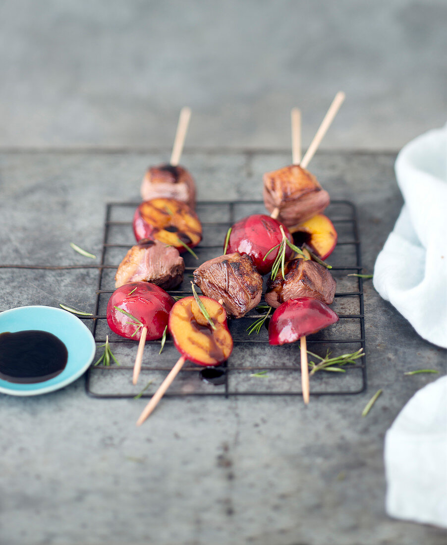 Duck breast and plum brochettes with rosemary