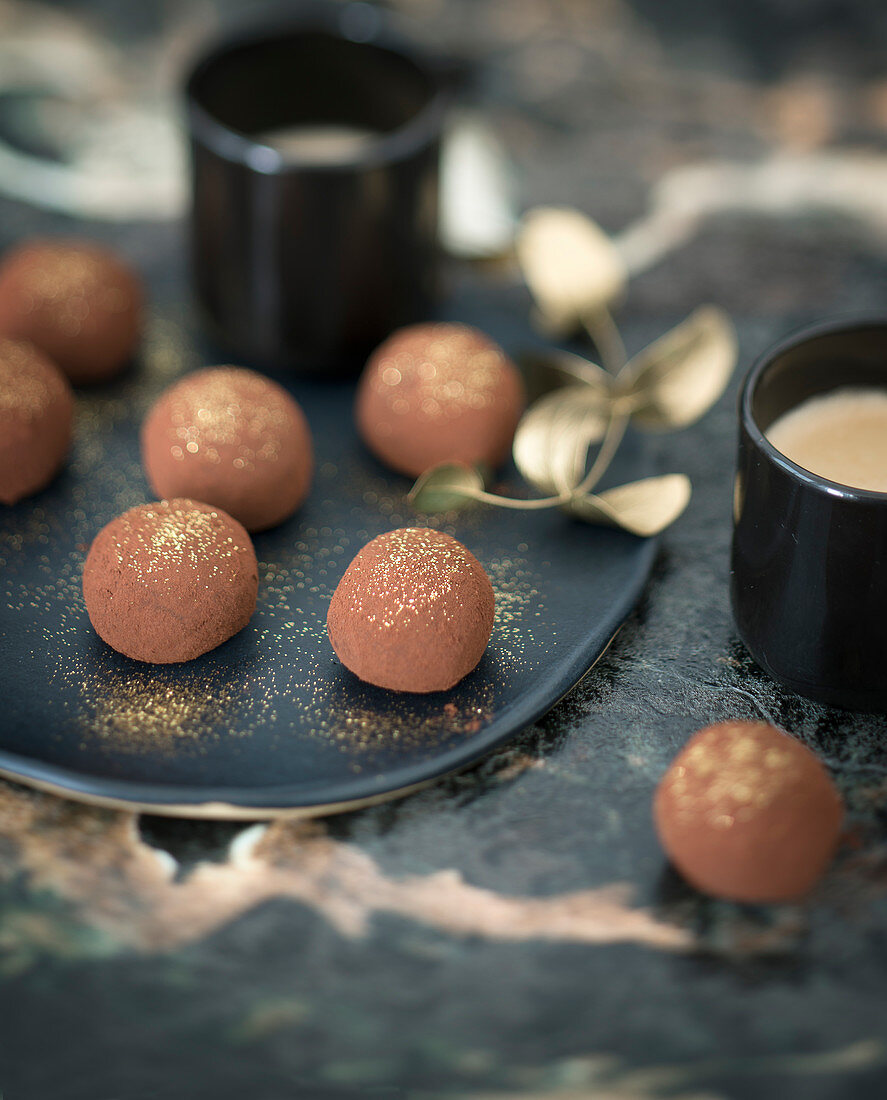 Trüffelpralinen mit Kakao und Goldpuder