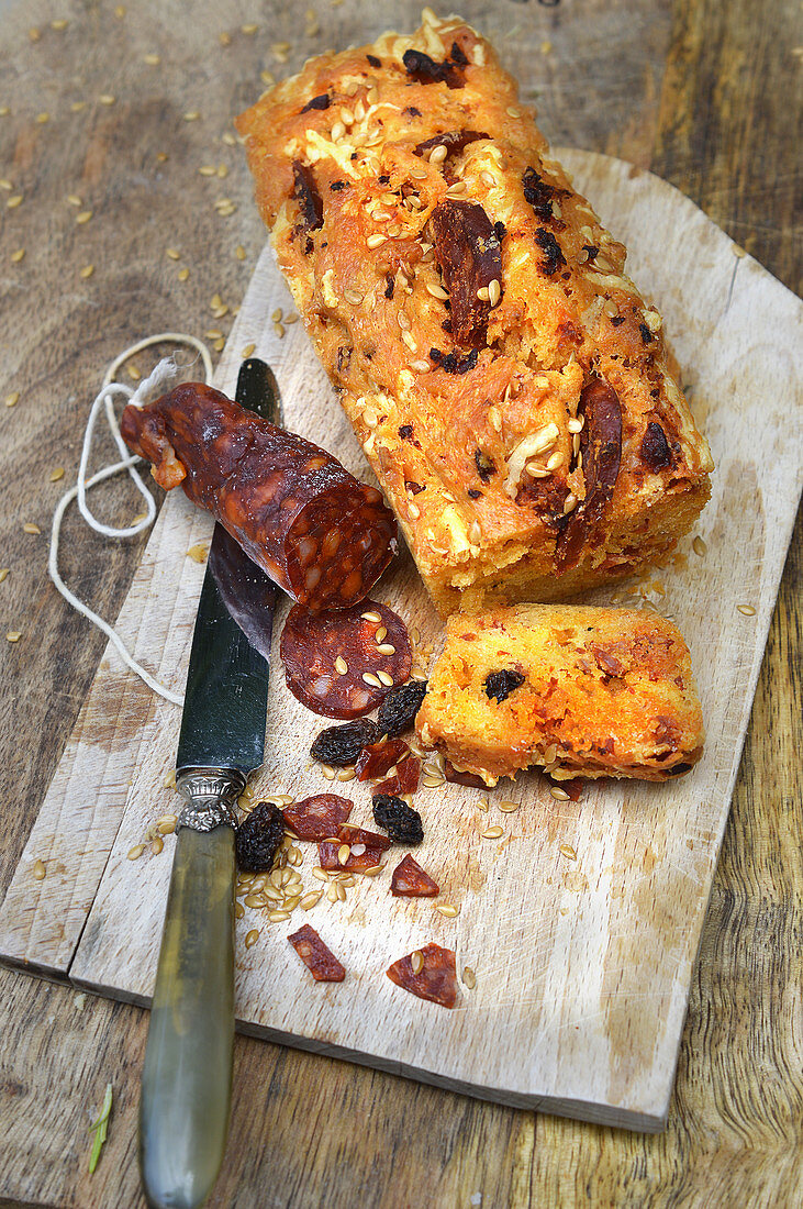 Chorizo-Cake, Käse und Pflaumen