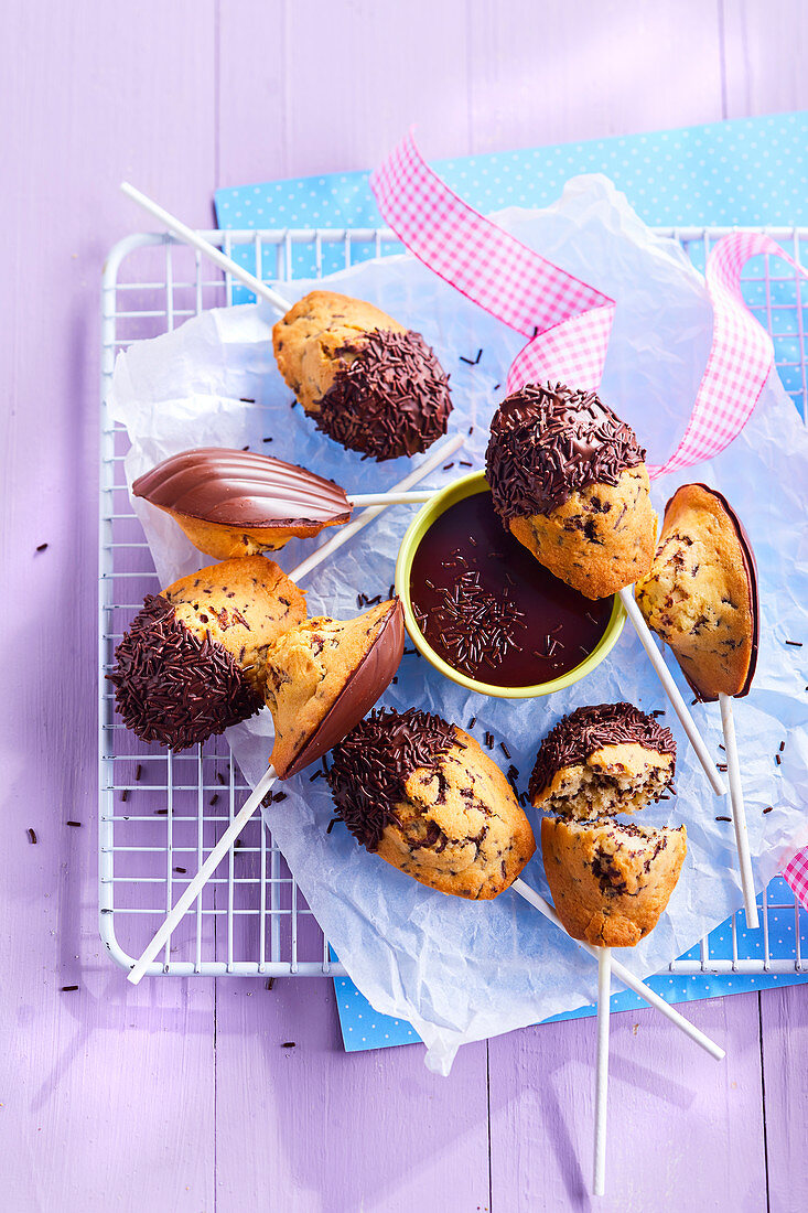 Madeleine-Lollis mit Schokoglasur und Schokolstreuseln