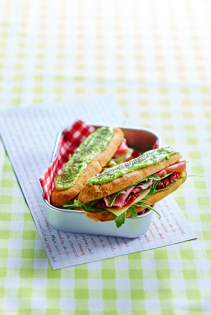 Sandwich mit Rohschinken, Emmentaler und Tomatenconfit