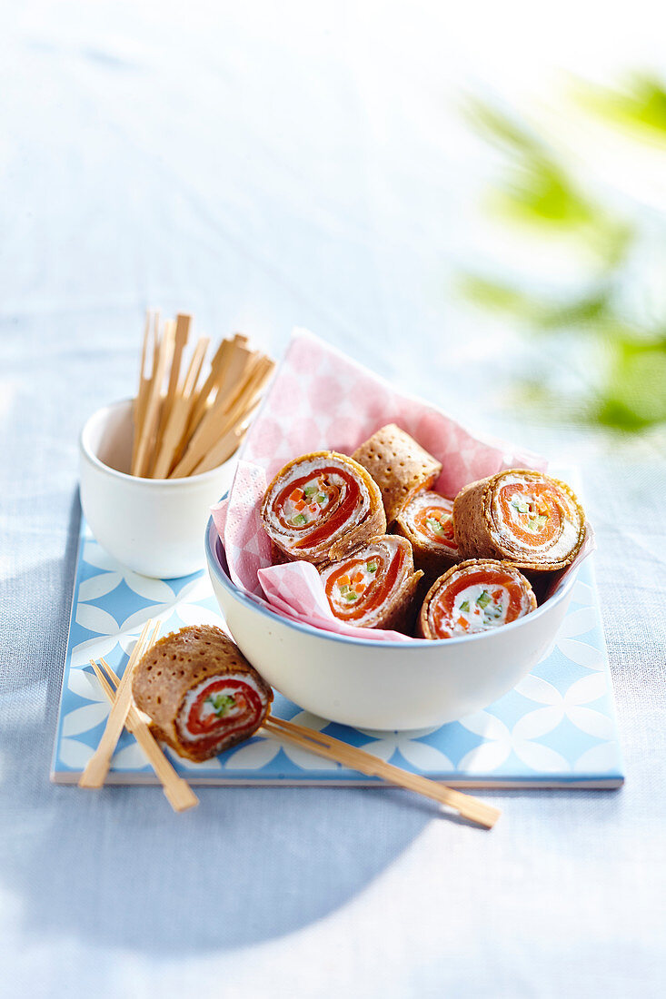 Makis aus Buchweizenpfannkuchen mit geräucherter Forelle