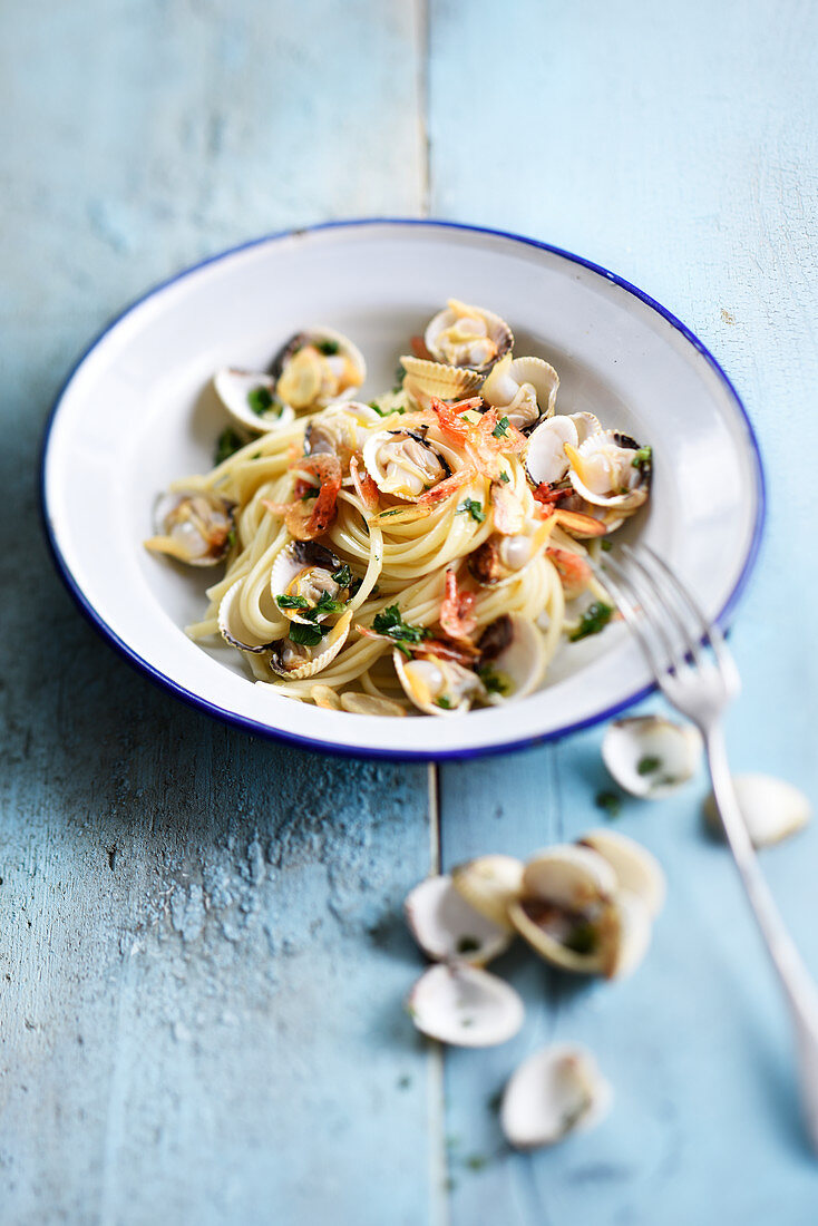 Linguine mit Herzmuscheln, getrockneten Garnelen, Knoblauch und Petersilie