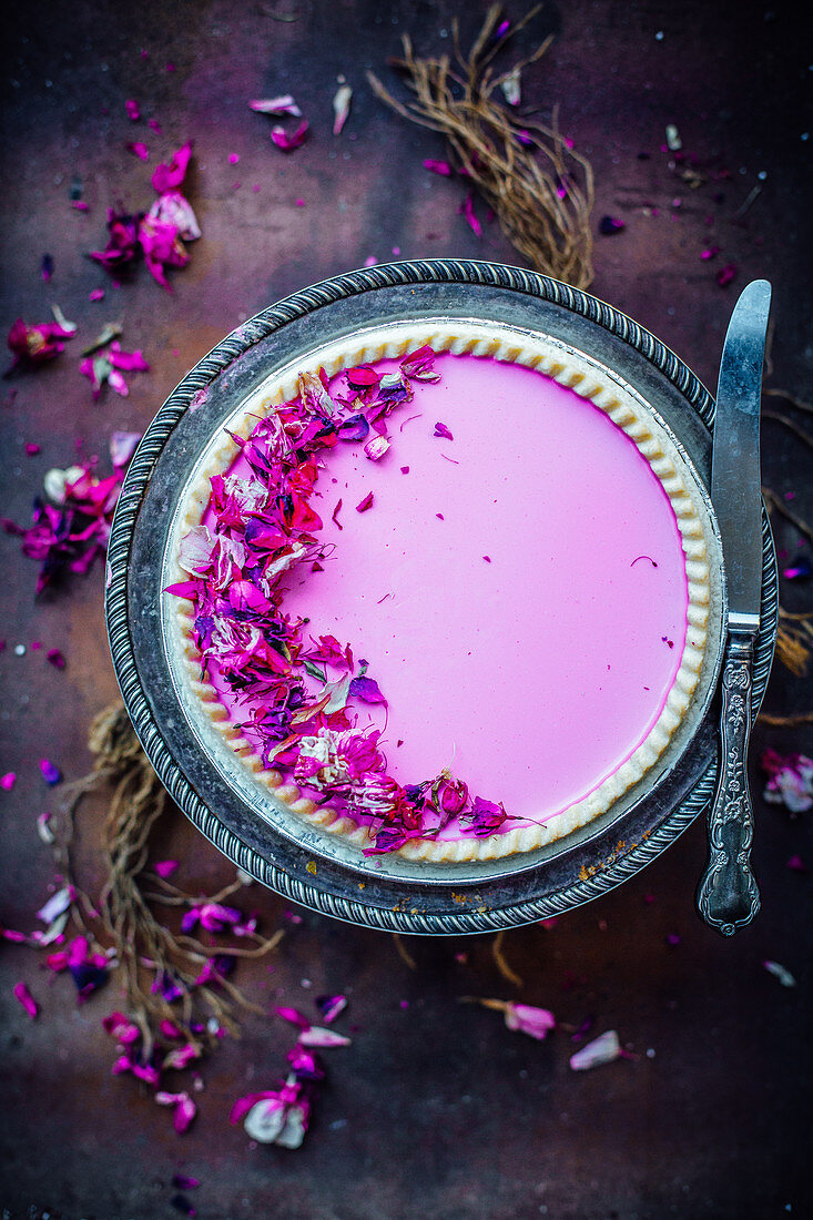 Weiße Schokoladentorte mit Rosenwasser und Blüten