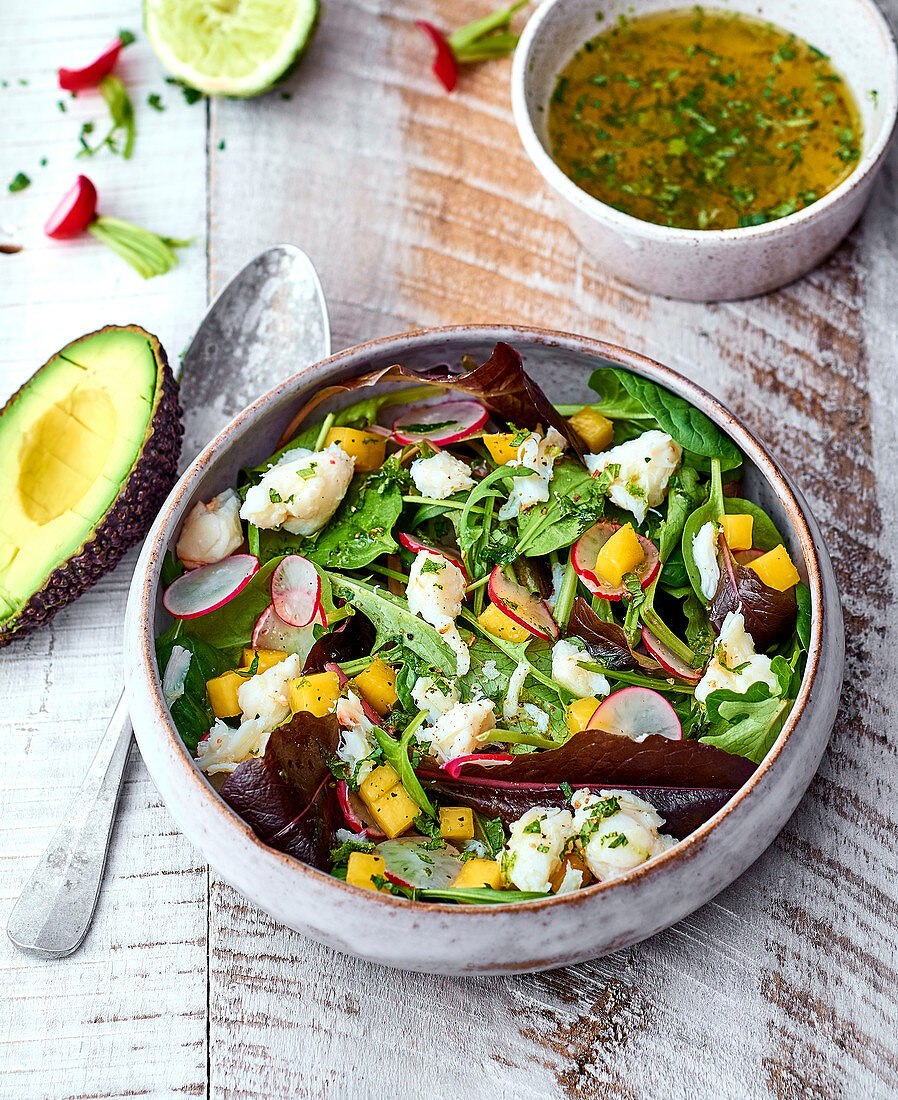 Gemischter Salat mit Krebsfleisch dazu Vinaigrette mit Rum, Honig, Limette und Minze