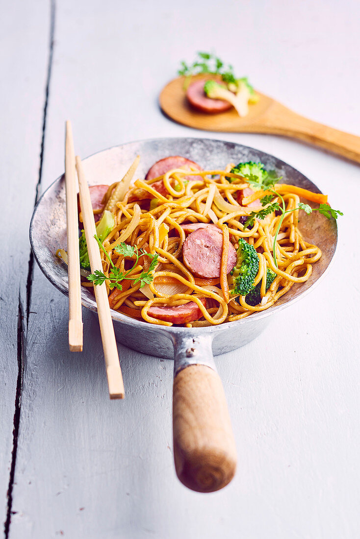 Asianudeln aus dem Wok mit Gemüse und Montbeliard-Wurst