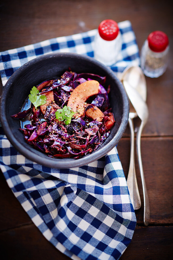 Stewed red cabbage with apples