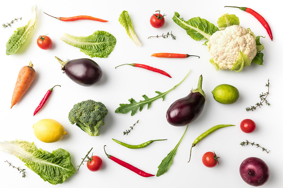 Gemüse und Früchte auf weißem Untergrund