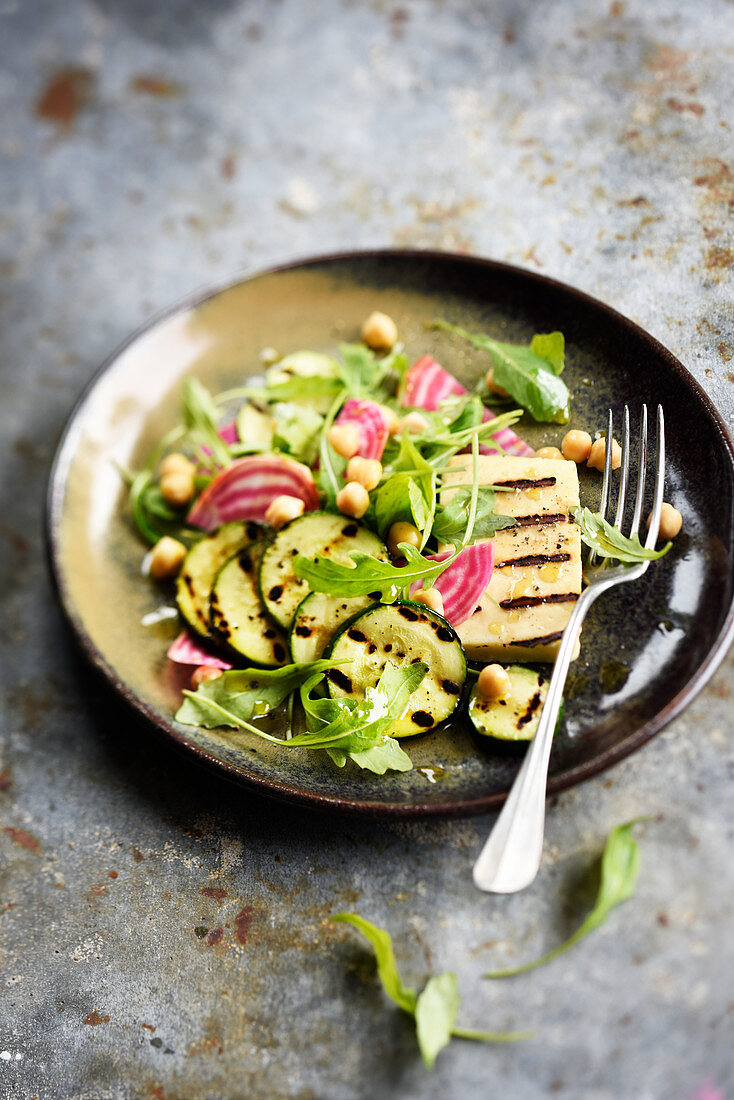 Gegrillter Halloumi mit Zucchini, Rucola und Ringelbete