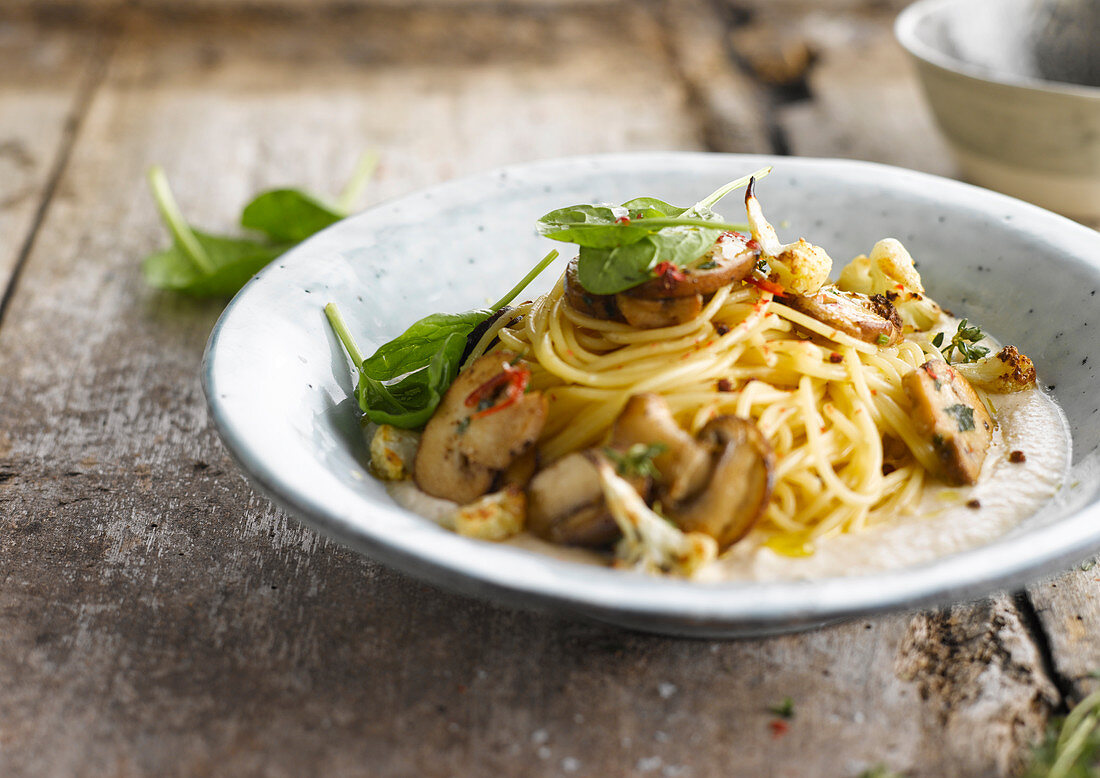 Spaghetti mit Blumenkohlcreme und Pilzen