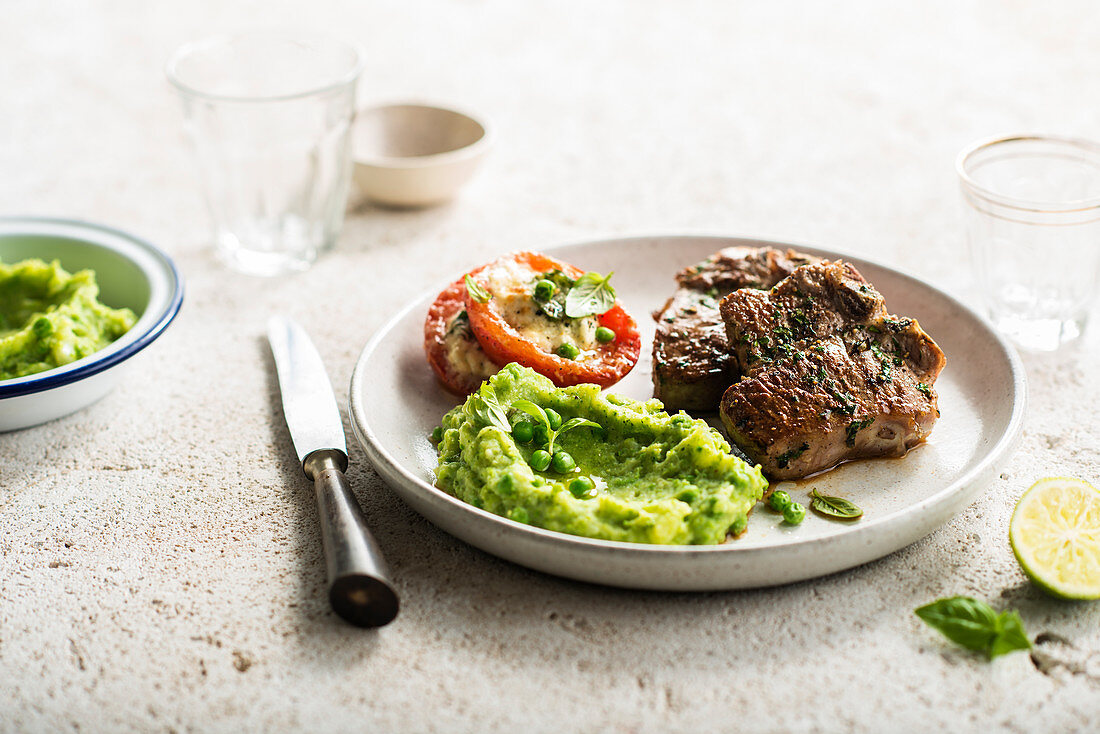 Gegrilltes Lammfleisch dazu Erbsenpüree mit Minze