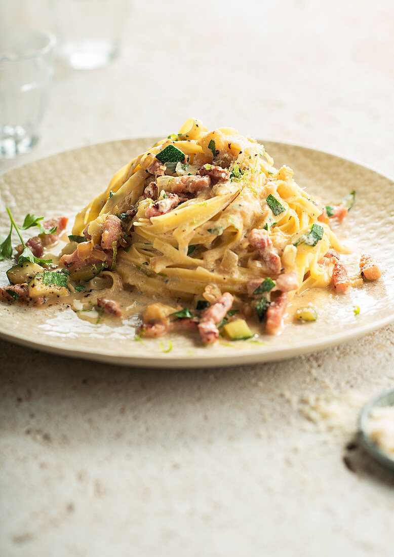 Tagliatelle carbonara with courgettes