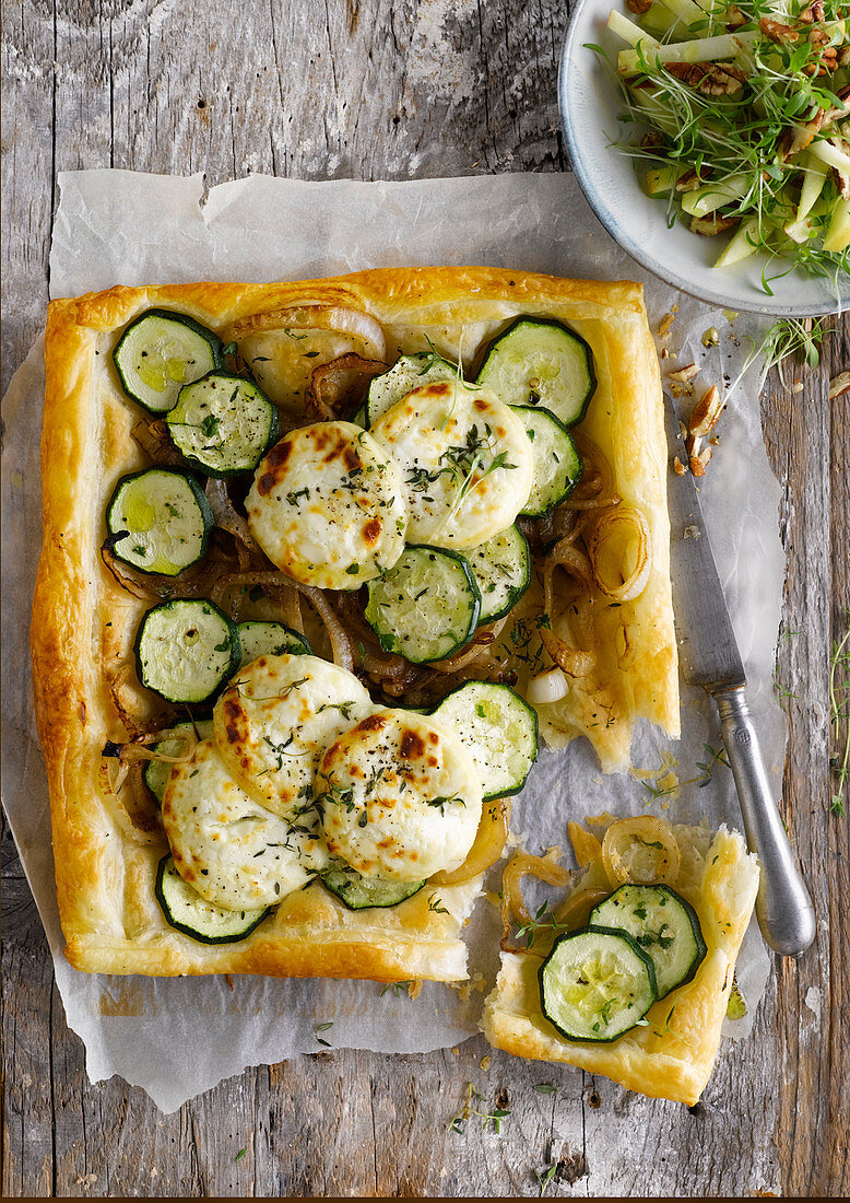 Blätterteigtarte mit Zucchini und Ziegenkäse