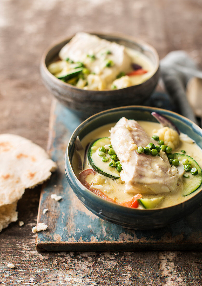 Grünes Fischcurry mit Zucchini, Erbsen, Paprika und Blumenkohl