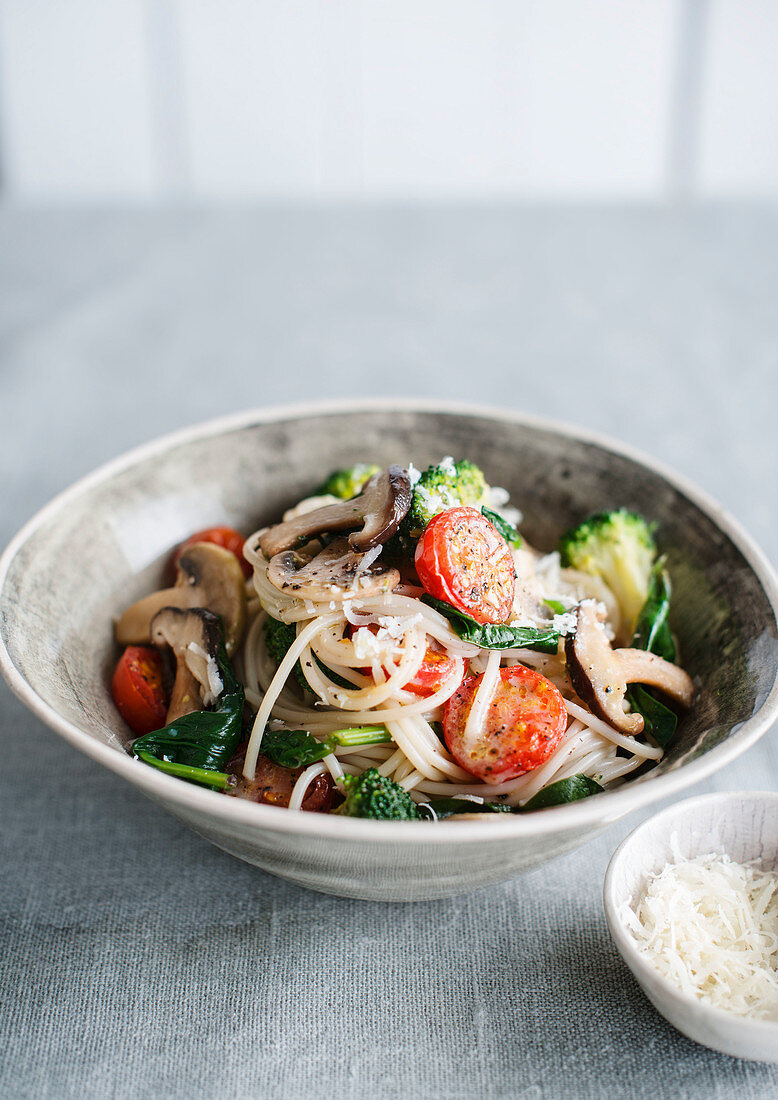 Spaghetti with mushrooms, broccoli and cherry tomatoes