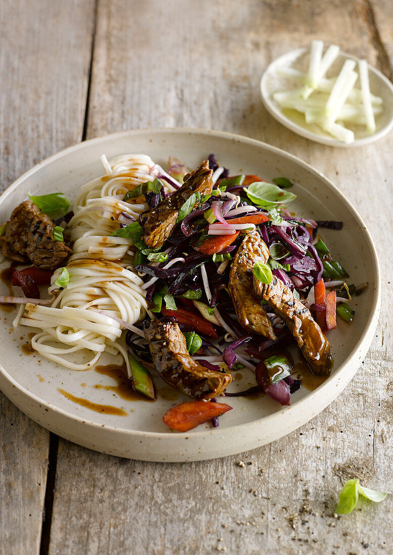 Rindfleisch-Stirfry mit Gemüse und asiatischen Nudeln