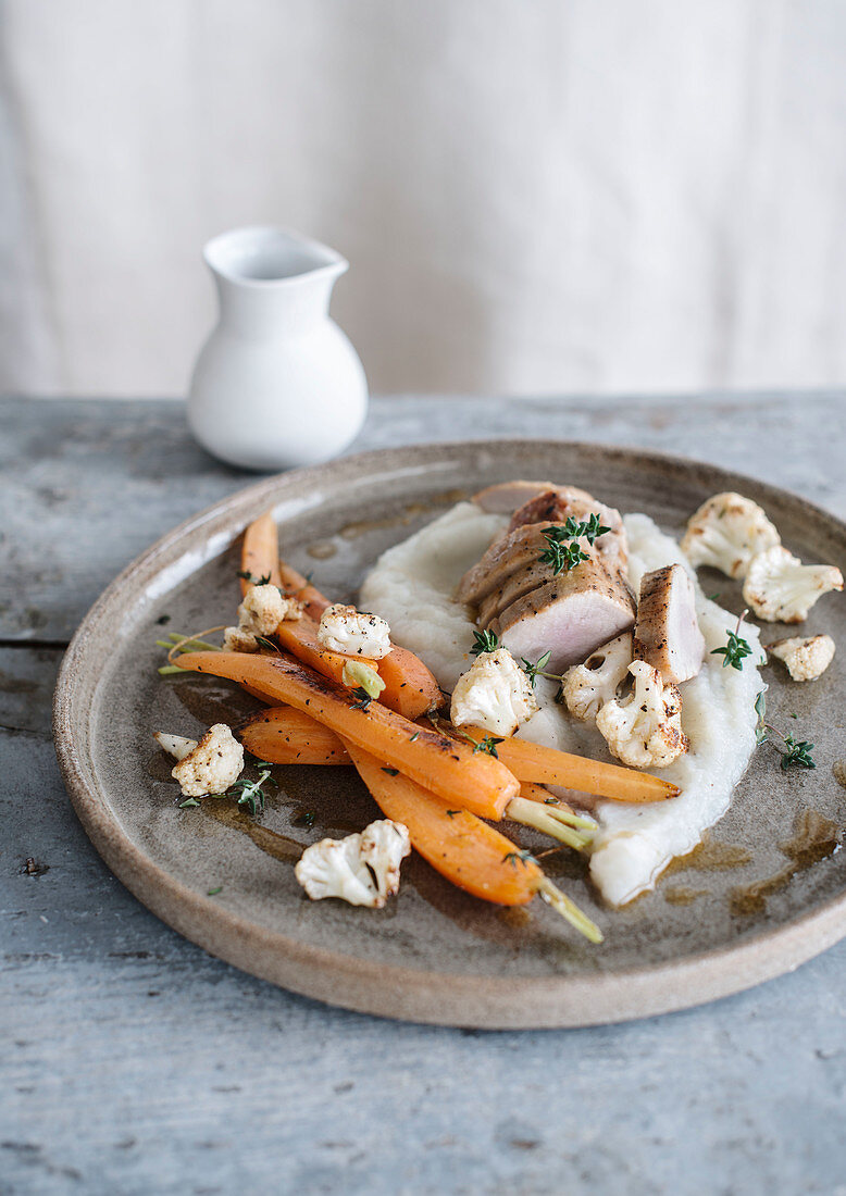 Schweinefilet mit Blumenkohlpüree und Karotten