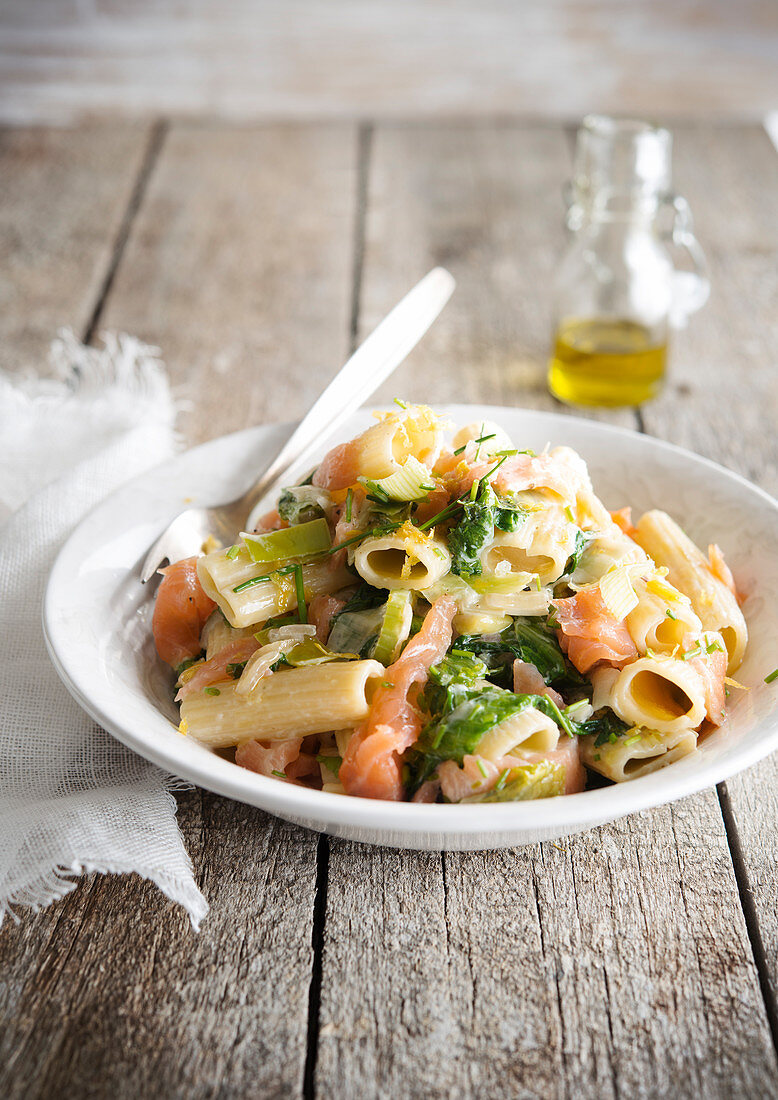 Rigatoni mit Räucherlachs, Lauch und Spinat