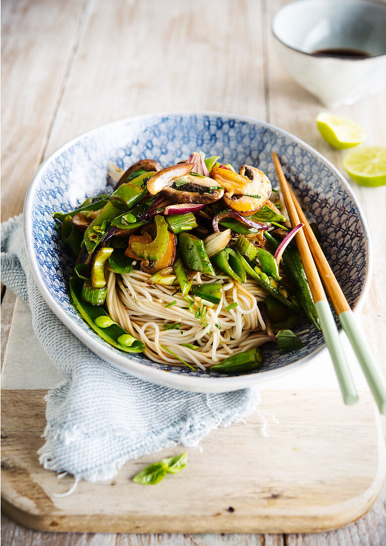 Noodles with vegetables and mushrooms (Asia)