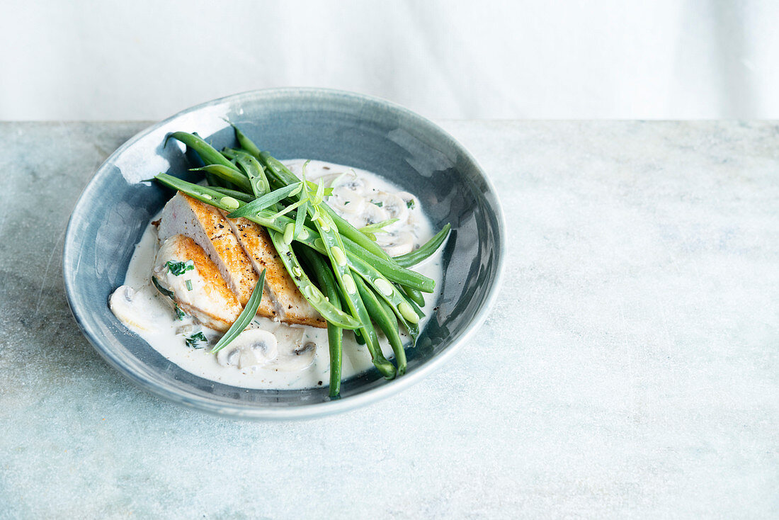 Hühnerbrust mit Pilzrahmsauce, grünen Bohnen und Estragon