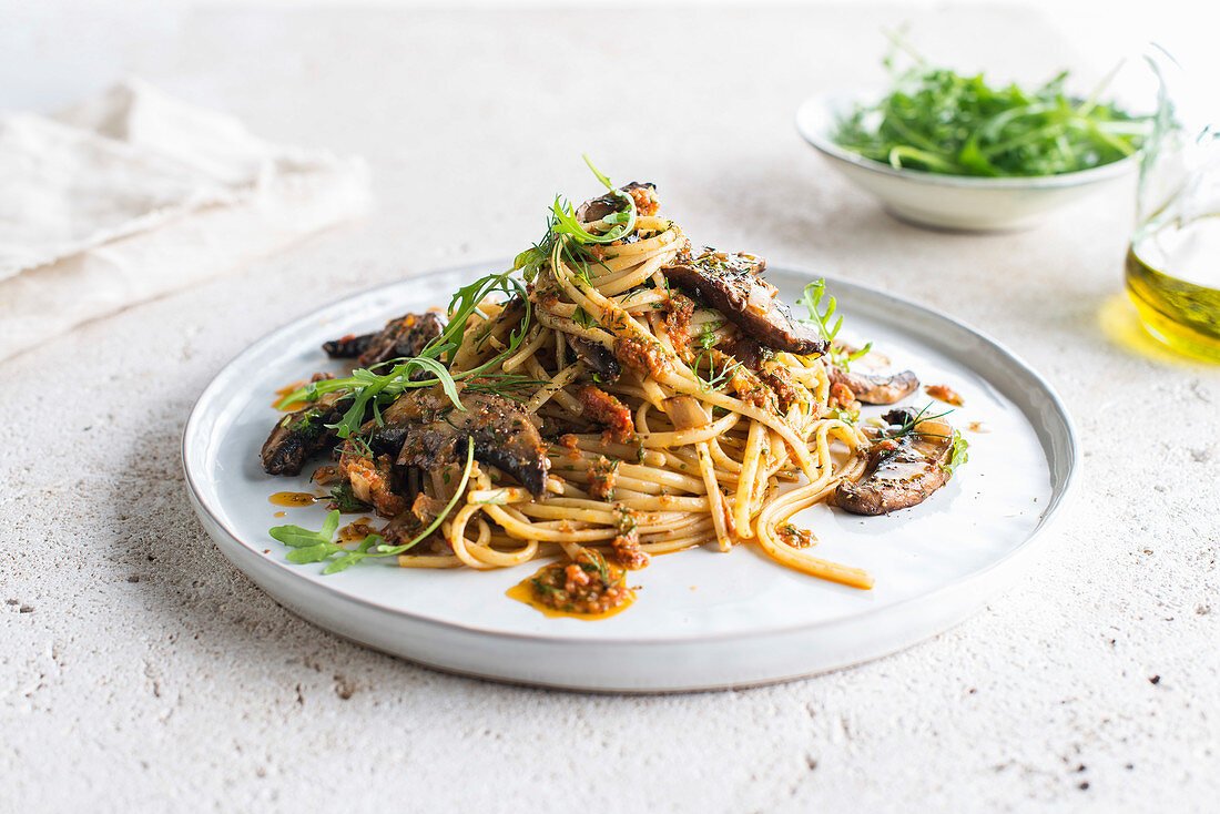 Spaghetti with portobello mushrooms and tomato sauce