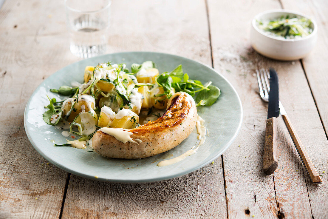 Bratwurst mit Kartoffelsalat und Tzatziki