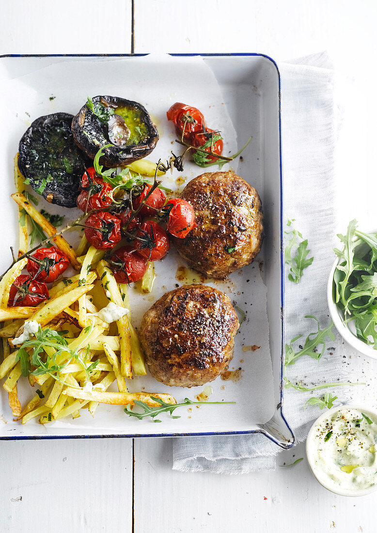 Buletten aus Rindfleisch mit Pommes und Ofengemüse