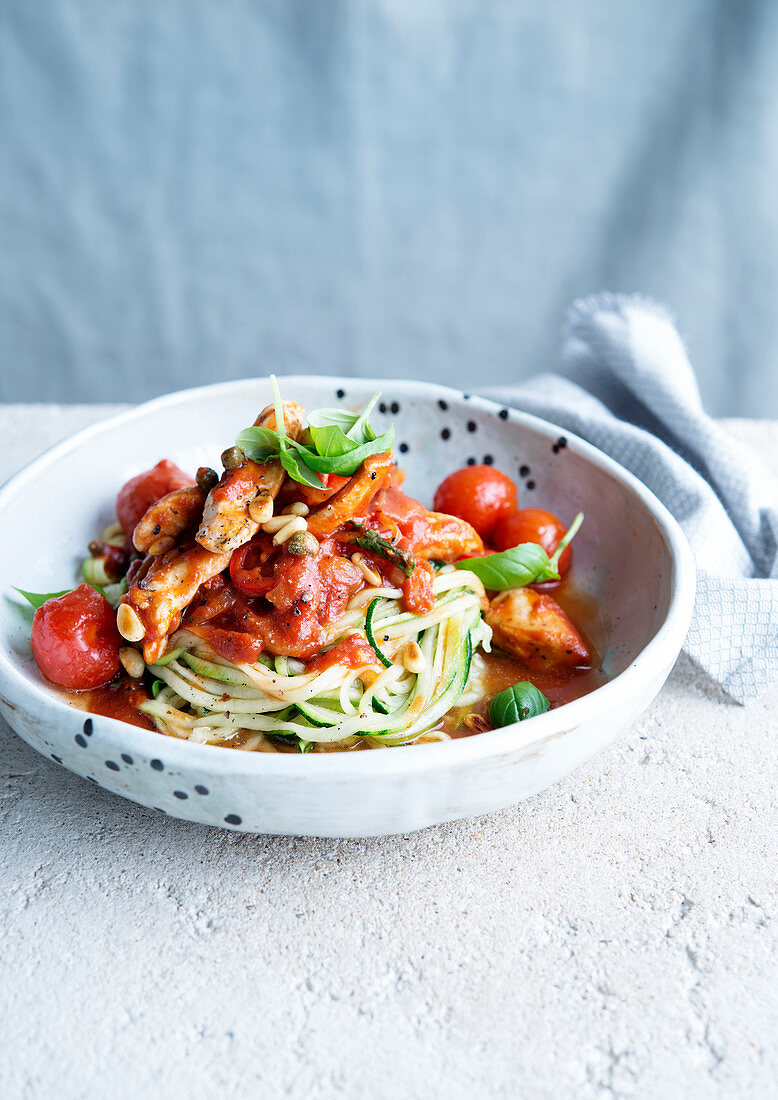 Zoodles mit Hähnchenbrust und Arrabiata-Sauce