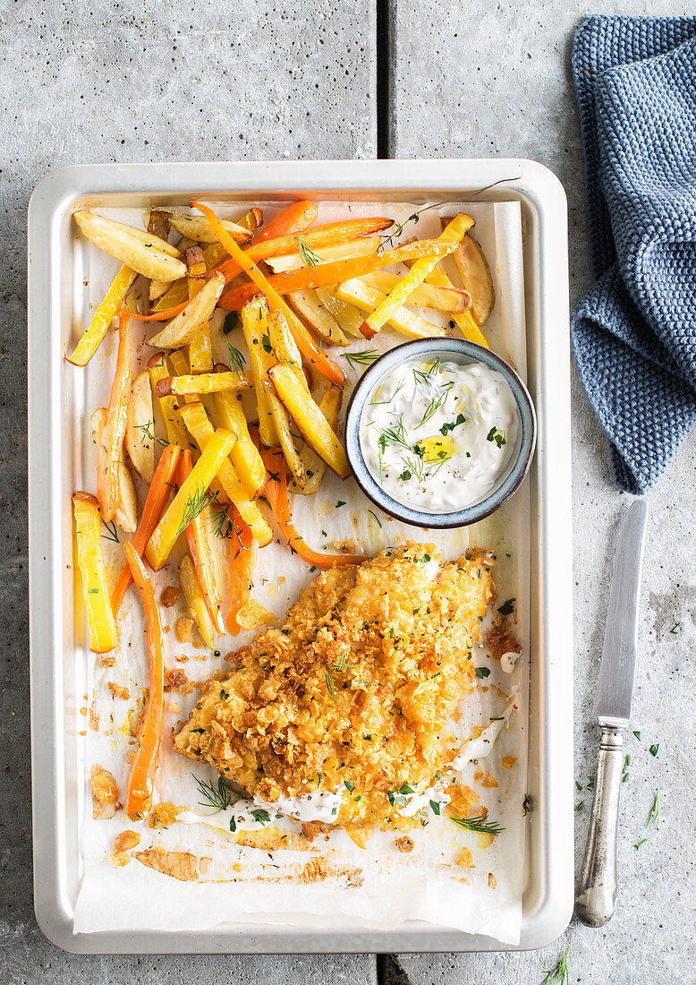 Knuspriges Fischfilet mit Gemüse-Pommes-frites und Sauerrahmdip