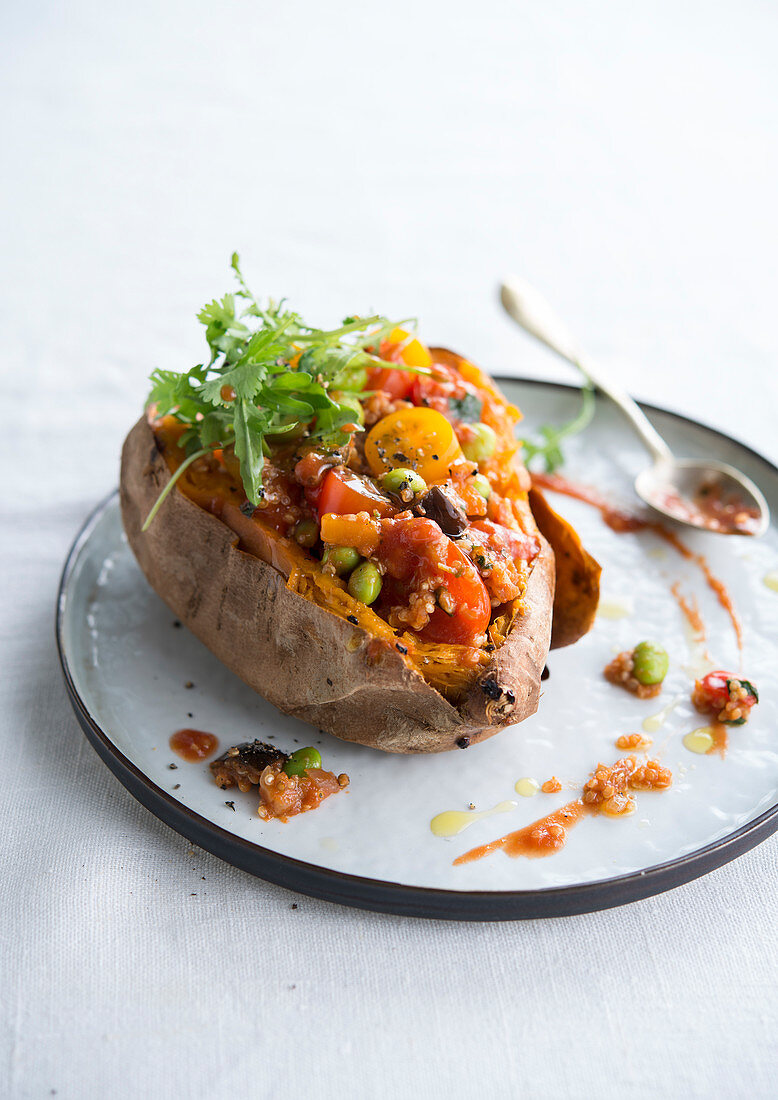 Süßkartoffel gefüllt mit Quinoa, Bohnen, Auberginen und Kirschtomaten