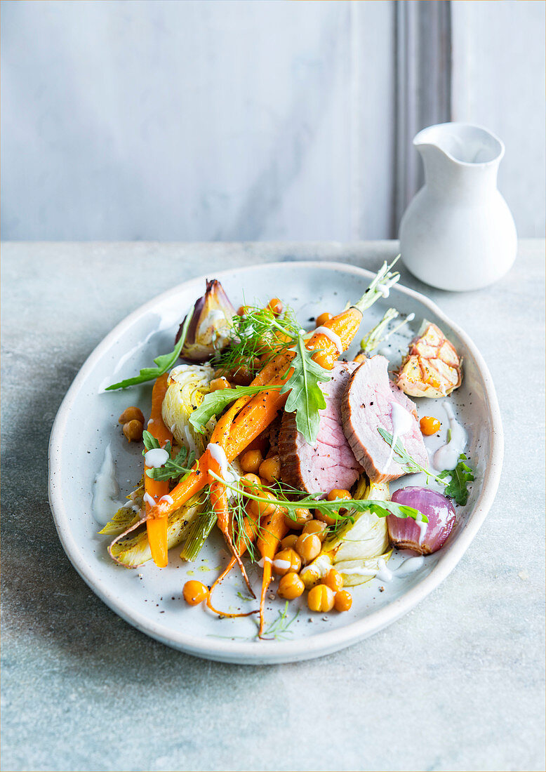 Roastbeef mit gerösteten Kichererbsen und Knoblauchkarotten