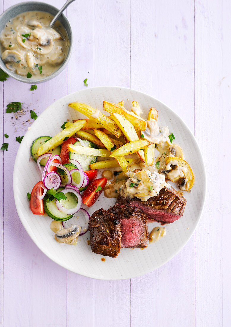 Rindersteak mit Pommes-Frites aus dem Ofen und Champignons