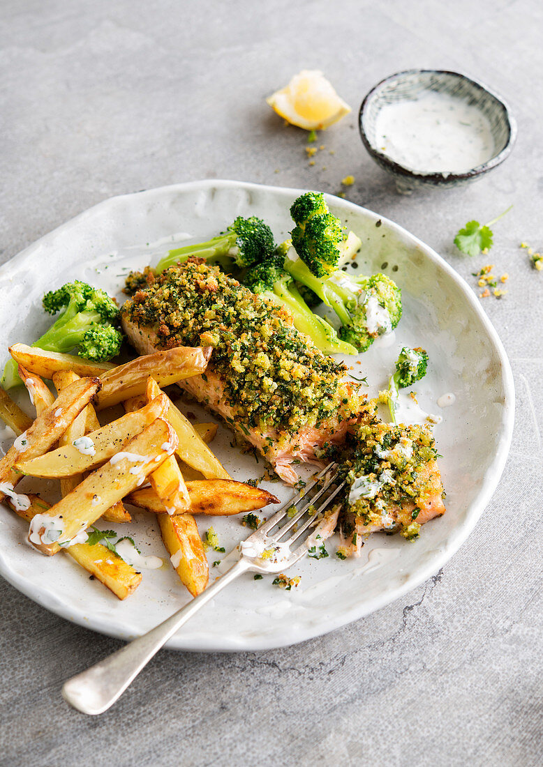 Salmon fillet with herbs, broccoli and chips, dill cream
