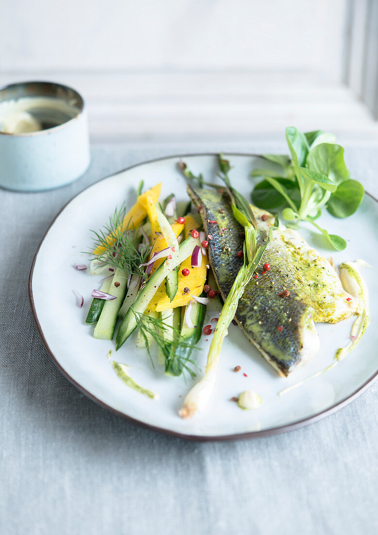 Seebarschfilet mit knusprigem Gemüse und Mango