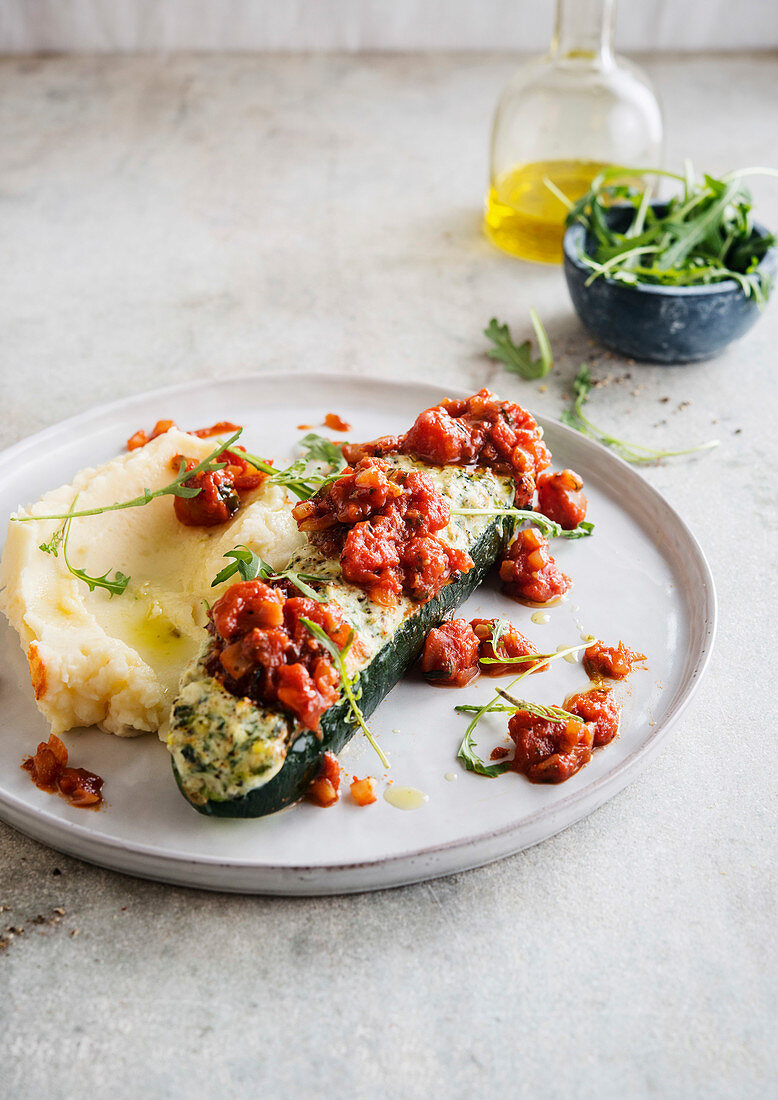 Mit Spinat und Ricotta gefüllte Zucchini und Kartoffelpüree