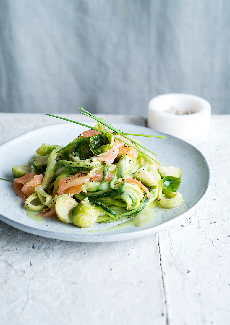 Zucchinispaghetti mit geräuchertem Lachs