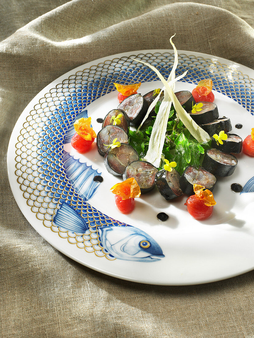 Sardine makis farandole, cherry tomatoes, white carrot crisps and mixed lettuce leaves