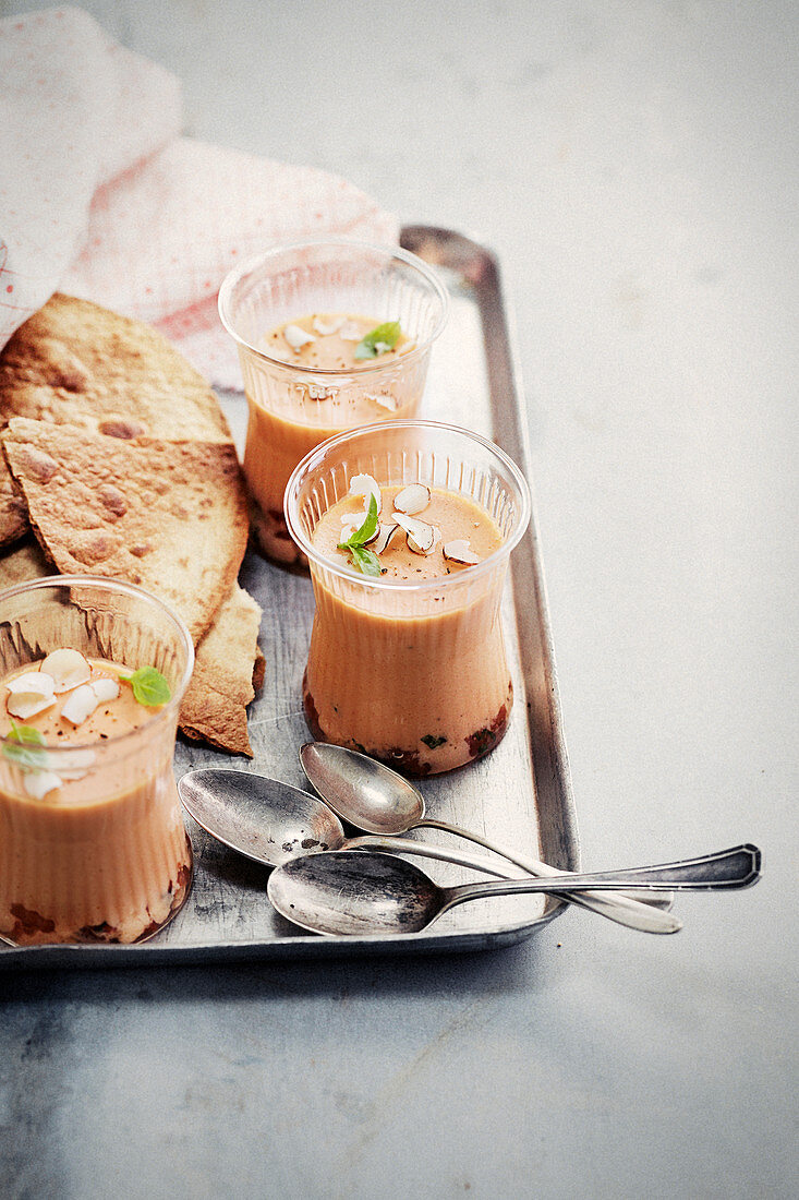 Pikantes Tomaten-Pannacotta mit Fladenbrot