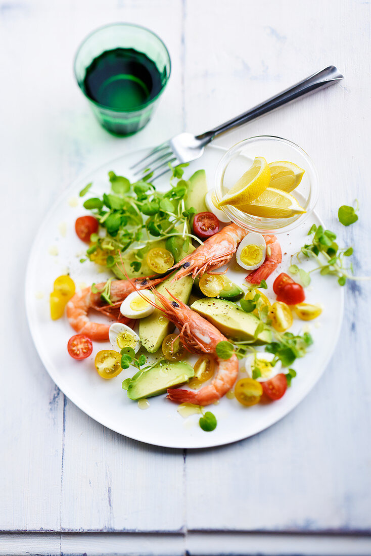 Frühlingssalat mit Garnelen, Avocado und Wachteleiern