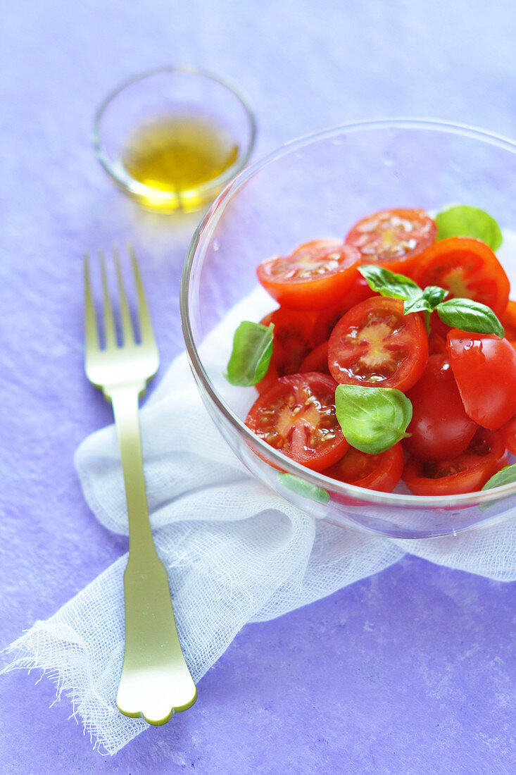 Tomatensalat mit Olivenöl und Basilikum