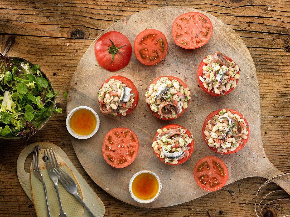 Tomaten gefüllt mit weißen Bohnen und Anchovis